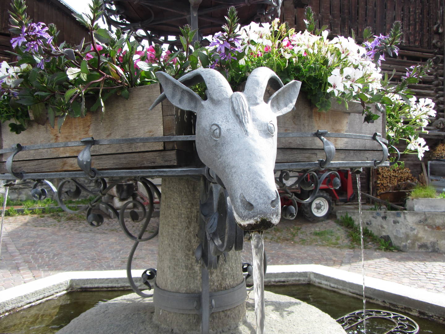 12_dorfbrunnen_feldis.jpg